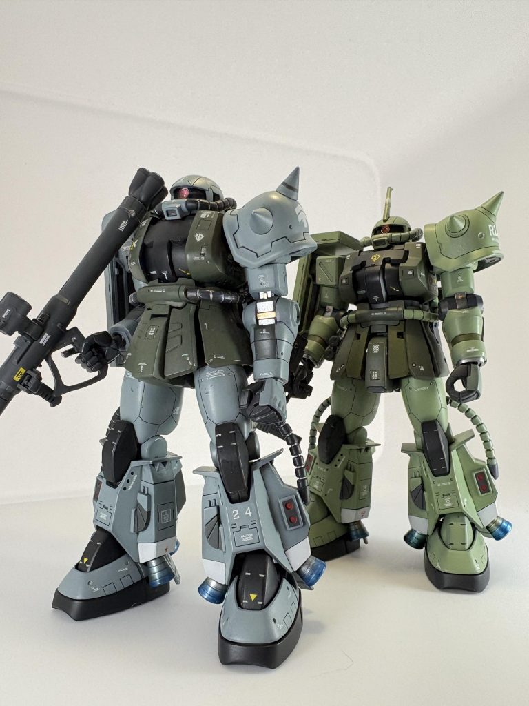 こちらはシンマツナガの高機動型ザク前期型と、高機動型ザクにF2の胴体などを組み合わせた作品です。この頃からバーニアの焼け塗装をし始めました。