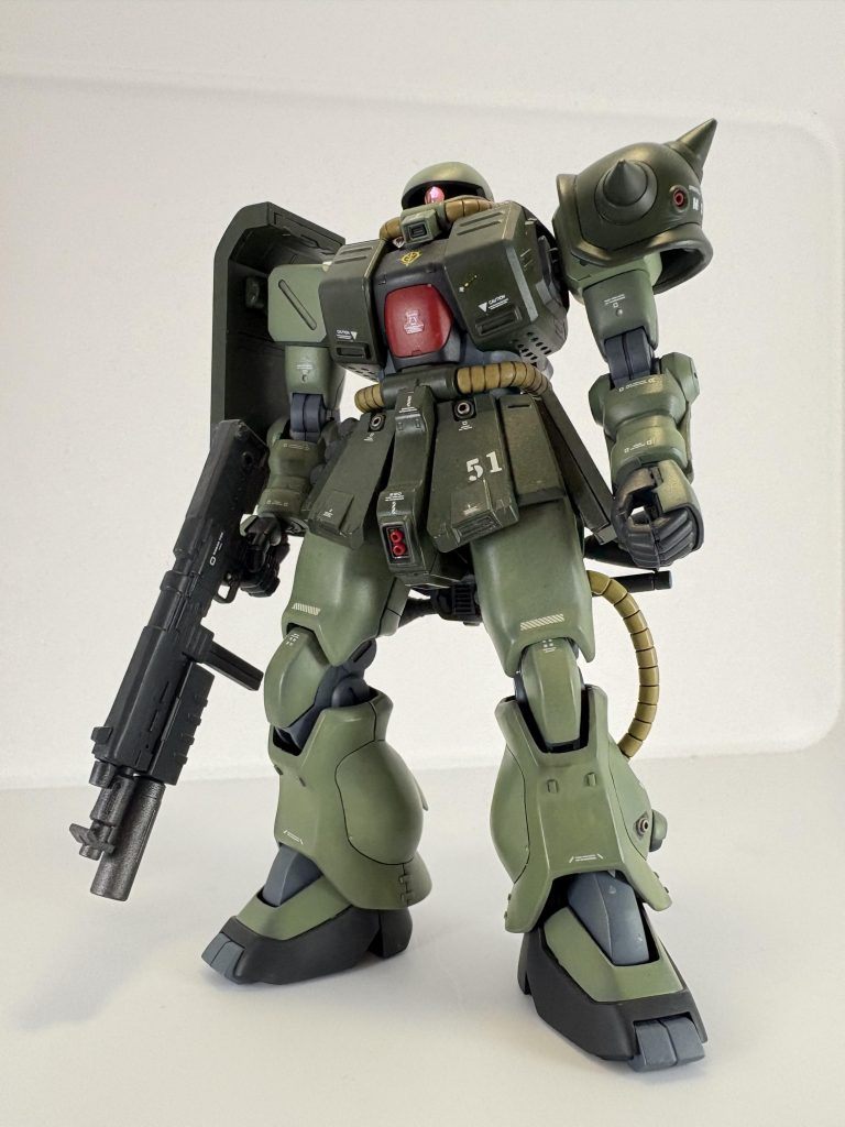 ザク2FZです。いわゆるザク改ですね。手脚の太さに満足いかず、本格的にスタイル改造に手を出したキットで、私をよりガンプラ沼に沈めた思い出深い作品です。MMPマシンガンは逆に大きすぎると感じ、F2の物とミキシングしています。在庫があるので、もう1回作ってみたいですね。その時にはこの作品を上回る完成度で皆さんに見て頂きたいです。
