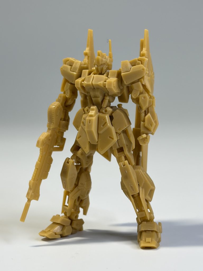 組み立て状態です。そもそも綺麗に組むのがかなり難しく、パーツの合いにも苦戦…。さらに頭のアンテナを飛ばして紛失してしまい、仕方なく買い直しました（笑）