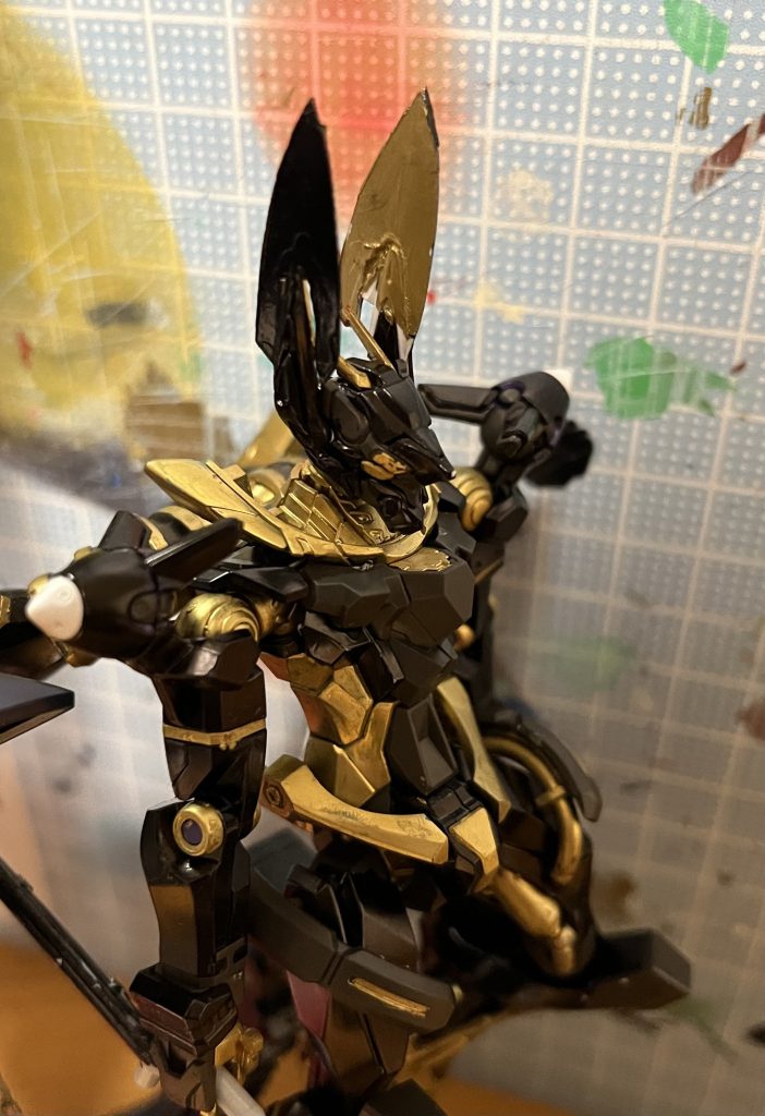 お顔をアップで。イメージとしてはアヌビス神なので、シルエットが長い耳になるようにプラ板で付け足しています。(塗りが汚いのがバレる……!)