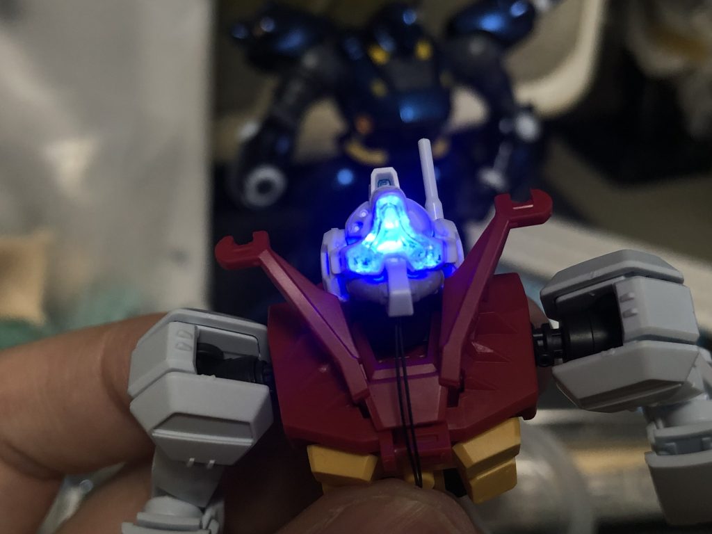 レンズで光を拡散し広めのバイザー全体を照らす形に調整しました。スリム過ぎて電池の収納スペースも全く無かったので配線をまとめてバックパック下に収めました。