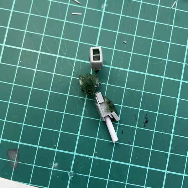 久々に時間が出来たので作りかけのグフフライト置いて寄り道を。メルカリでv2買ったらハズレカラーだったので思い切っていずれやりたいなーと思っていたネタをやって見ようと思います。（2枚目）