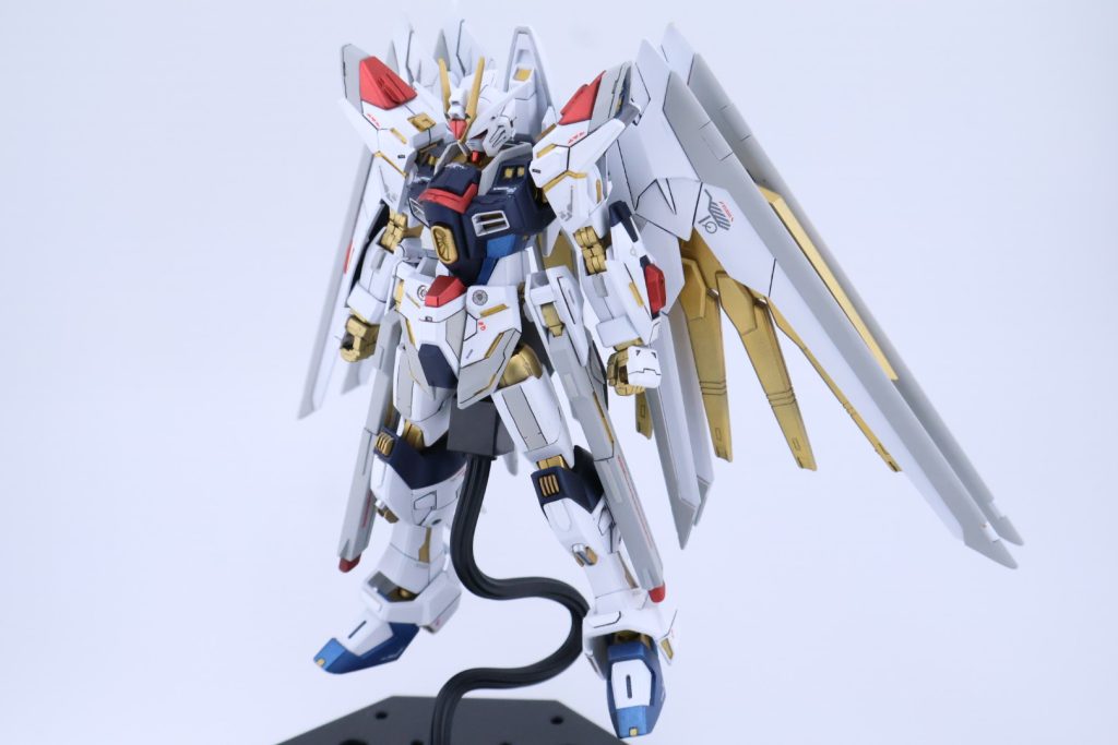 太めのスジボリをかなり多用してその部分を金色で筆塗り部分塗装してフレームが露出している感を出しました。実際の兵器としては装甲がこんなに割れてたらダメでしょうがストフリ系列はいくら分割されてても許されると思っています笑膝の椎茸ディティールはお気に入り