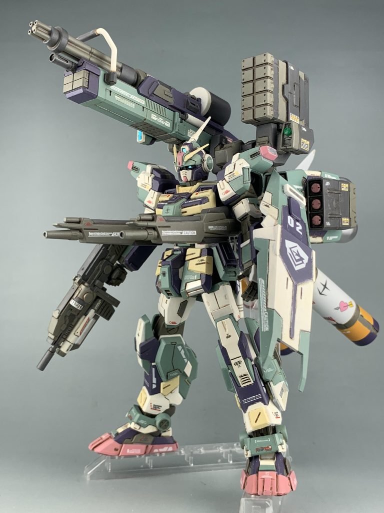 機首部分を外し、バックパックを合体。重装備形態になります。