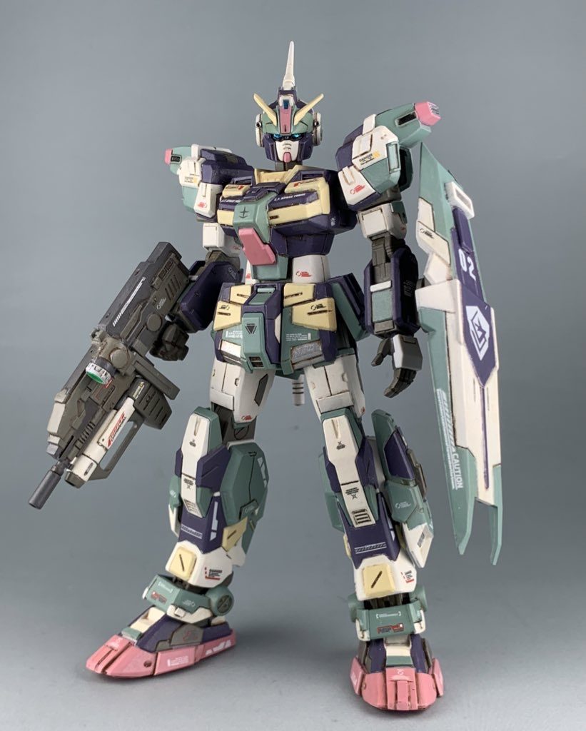 ペイルライダーキャバルリー単体。両腕、両脚、胴体をそれぞれ延長しています。ライフルはガンダム7号機のものにシステムベースのグレネードランチャーを付けています。