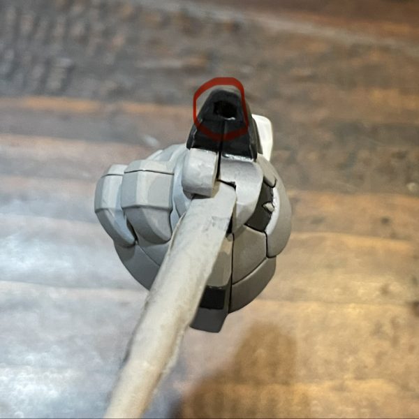 膝のシリンダー改修しました。シリンダーに穴開けて1mmのアルミ線入れて若干ですが伸縮するようにしました。また、膝アーマー裏に穴を開けて伸縮代を確保しました。塗装も大体終わったのでもうひと頑張り。台座をどうするか悩み中です。（2枚目）