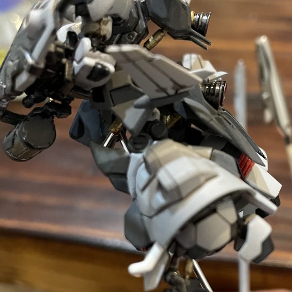 膝のシリンダー改修しました。シリンダーに穴開けて1mmのアルミ線入れて若干ですが伸縮するようにしました。また、膝アーマー裏に穴を開けて伸縮代を確保しました。塗装も大体終わったのでもうひと頑張り。台座をどうするか悩み中です。（3枚目）