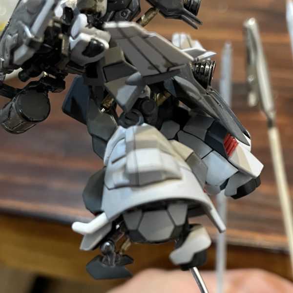 膝のシリンダー改修しました。シリンダーに穴開けて1mmのアルミ線入れて若干ですが伸縮するようにしました。また、膝アーマー裏に穴を開けて伸縮代を確保しました。塗装も大体終わったのでもうひと頑張り。台座をどうするか悩み中です。（4枚目）