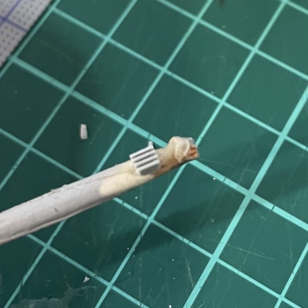 色塗り終わって艶消し吹いた後に気づきました。肩の上のとこディティール直そうと思って元のフィン切り取ってた事忘れてました。という事でなんかそれっぽいフィンをつくって嵌めました。（2枚目）