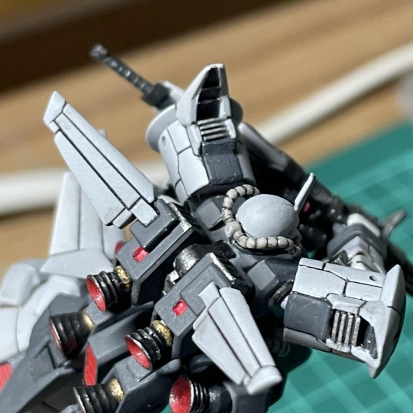 色塗り終わって艶消し吹いた後に気づきました。肩の上のとこディティール直そうと思って元のフィン切り取ってた事忘れてました。という事でなんかそれっぽいフィンをつくって嵌めました。（3枚目）