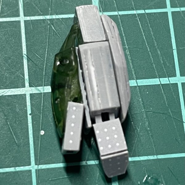 脚です。降着脚的なイメージで簡素にしました。半分嘘です。降着脚狙いはほんとですが簡素なのはディティールが思い付かなかったからです。マグネット仕込んで、飛行形態になる為伸縮するようにする予定です。&nbsp;（4枚目）