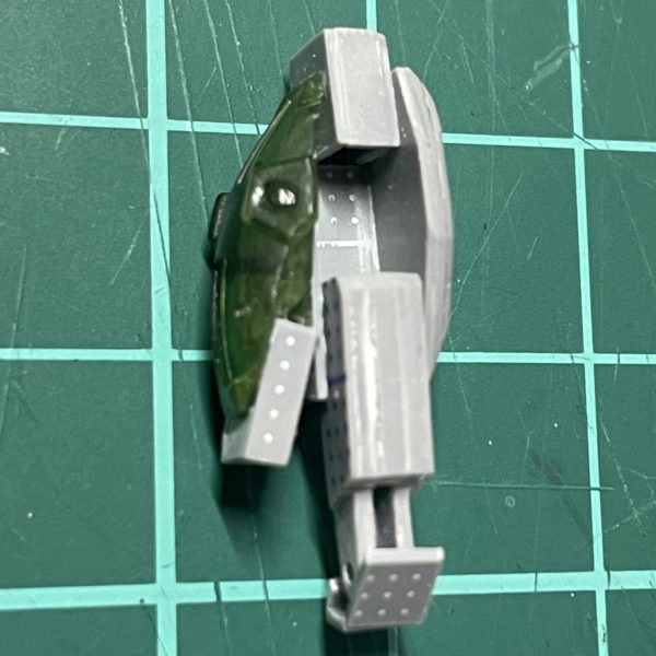 脚です。降着脚的なイメージで簡素にしました。半分嘘です。降着脚狙いはほんとですが簡素なのはディティールが思い付かなかったからです。マグネット仕込んで、飛行形態になる為伸縮するようにする予定です。&nbsp;（3枚目）