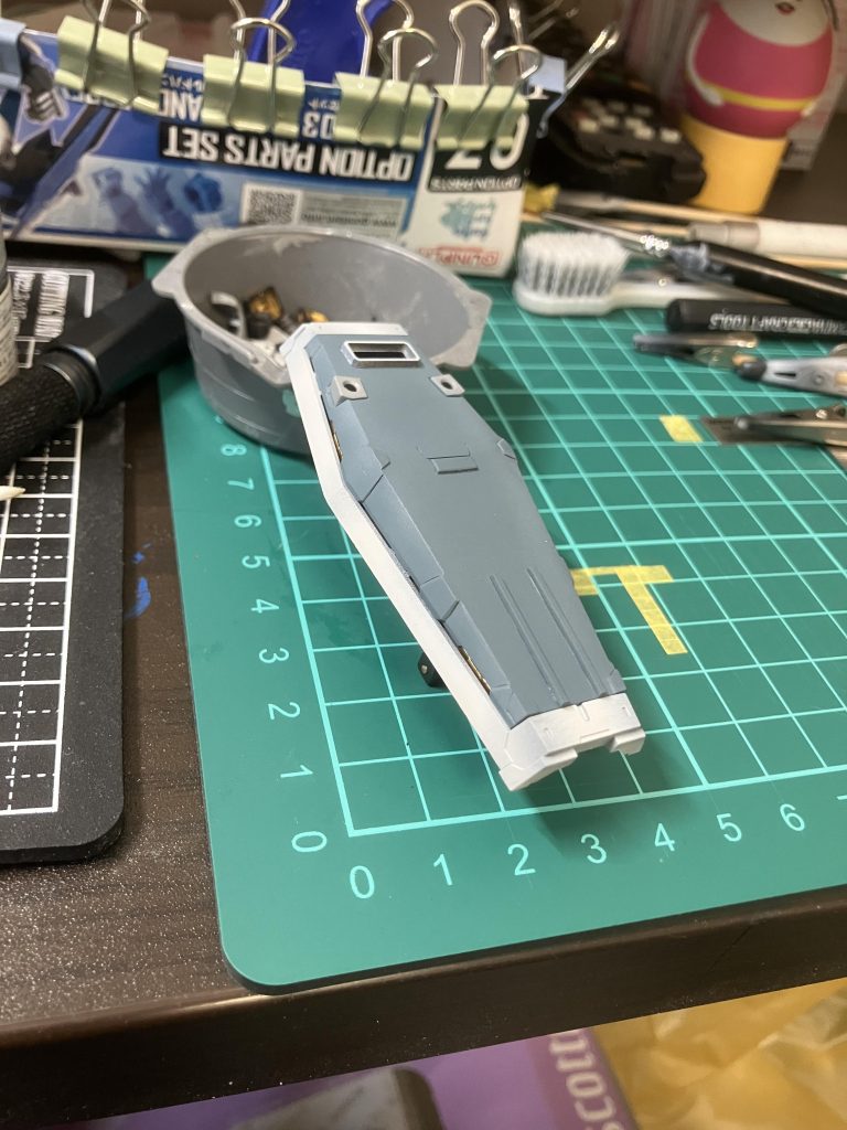 改修した箇所は、シールドのデザイン変更、肩アーマーの小型化、顔のマスク部分を少し削りました。&nbsp;パチ組するだけでも面白いし、非常によくできたキットですね！