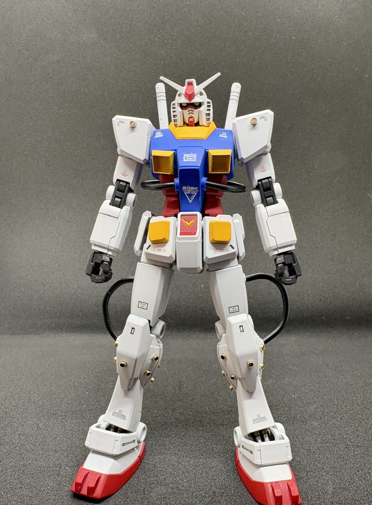 自分のできる範囲でパーフェクトガンダム(サンダーボルト版)を作成してみました。動力パイプ周りははどうにか再現できましたが、足と肩のバーニアは再現するのが難しかったので穴空けて手芸屋で購入したつぶし玉を入れました。リバイブ版ガンダムで作成。