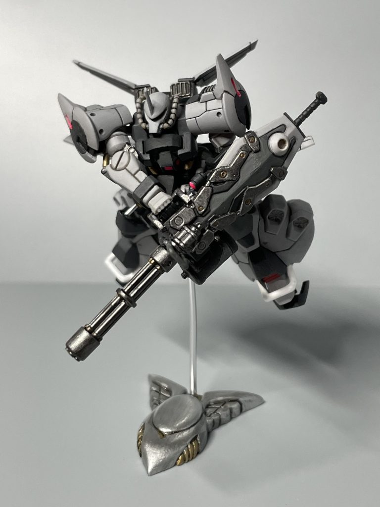 旧HGのパッケージでガトリングシールドを撃ちまくっている所を再現したかったのですが、どうしても撃ってる感が出ず少し残念ではありました。ただ違和感なく両手持ちで携えてる感は出たかと思うのでこれはこれで良かったかと思います。シールドが筆ムラMAXなのは心残りです。