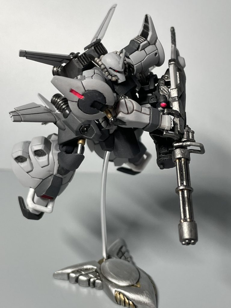 顔は鼻が長く感じられたのと、もう少し悪い顔にしたかったので鼻を削って短くし、モノアイシールド掘り込んで全体的に奥まった感じにし、合わせ目消すついでに瞬着盛って目尻を細めにしました。一生動かす予定は無いですが膝のシリンダーも膝の屈伸に合わせて伸縮します。