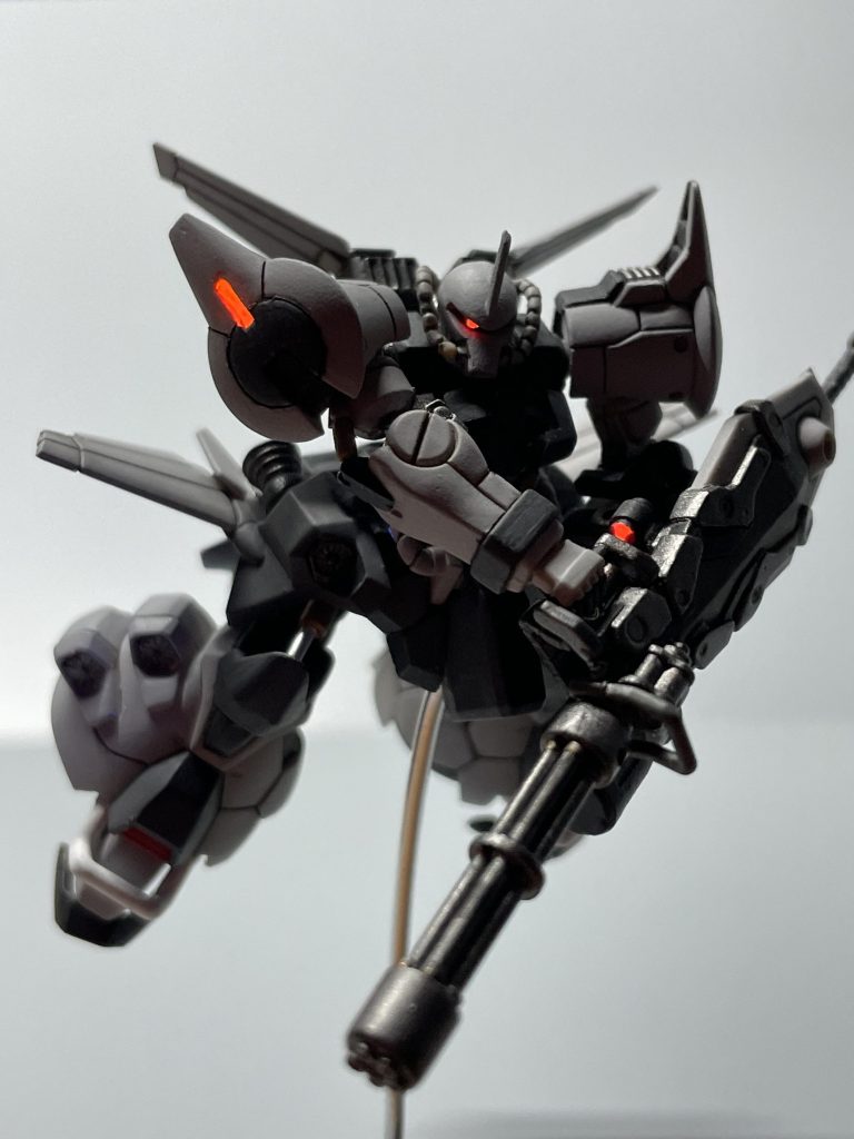 そういったネガティブな部分を覆い隠す逆光です。モノアイはUVライトでビコーンです。