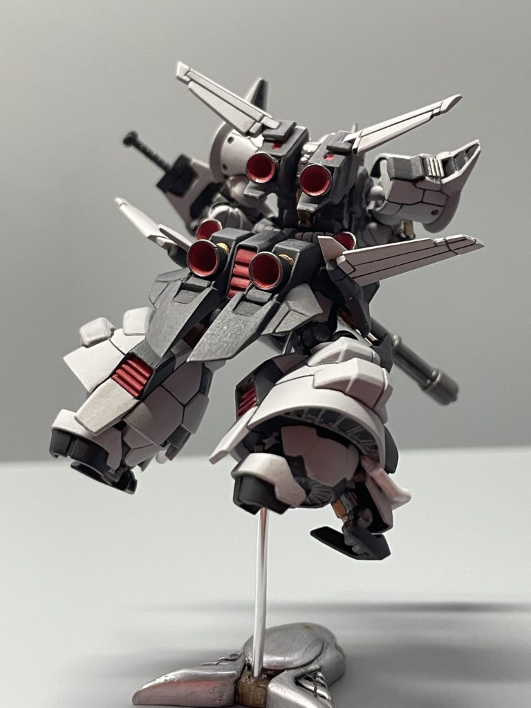 背面です。排気ダクト？のフィンは、プラ板で作り直しました。スソの格子状のとこ塗装のはみ出し今気づきました。塗り直すとはみ出して事態悪化する気しかしないので妥協です。