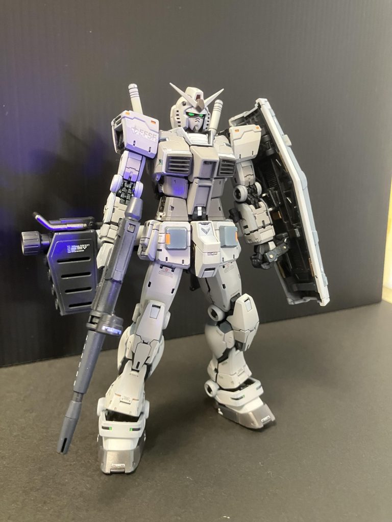 トリコロールが好みではないので今回はガイアノーツのニュートラルグレーⅠ～Ⅴを使って塗分けてみました。シールド等のブルーはブルーグレーを使用しています。