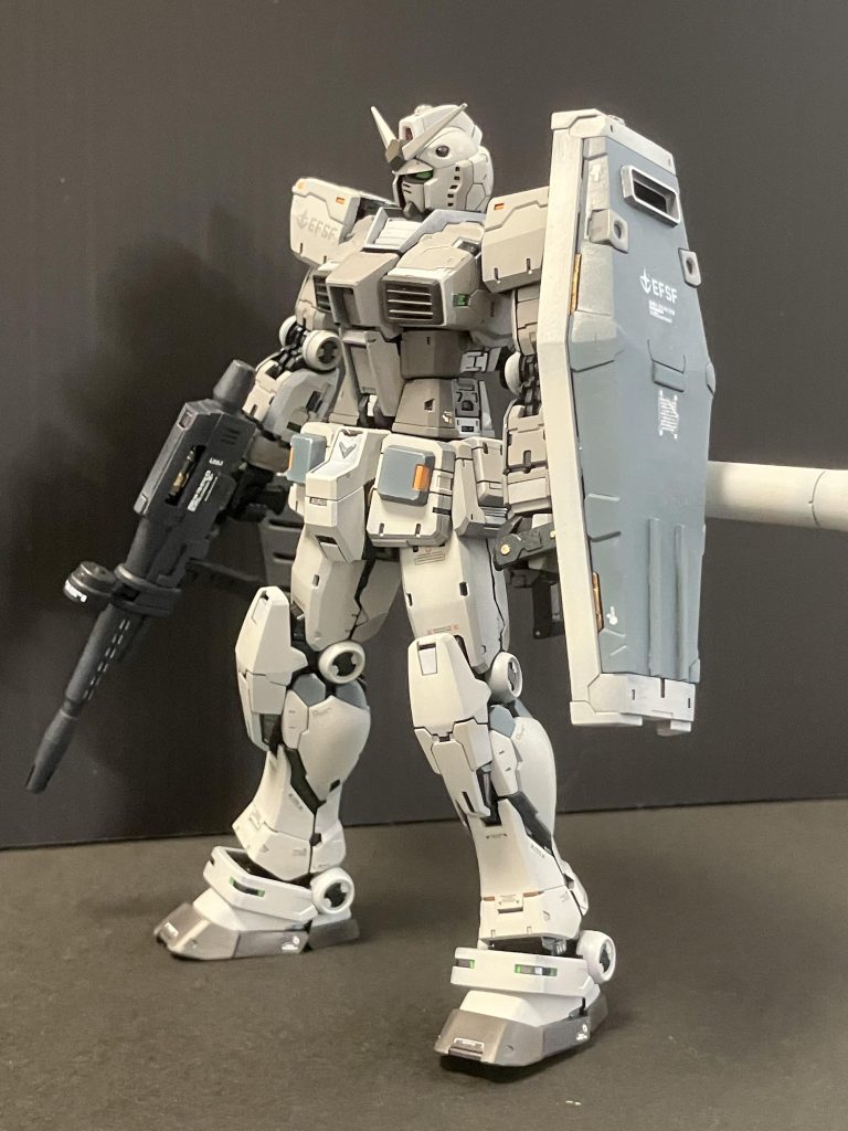 シールドの星は野暮ったいのでパテで埋めて、プラ材を貼ってデザイン変更しました。