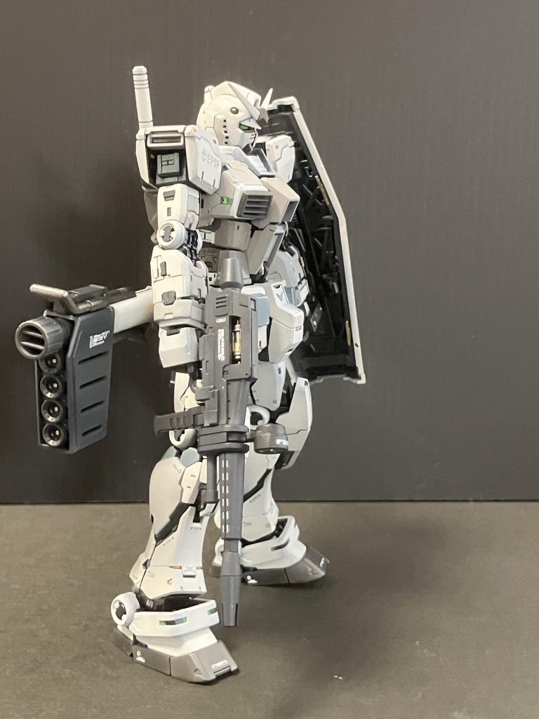 逆側からビームライフルやバズーカの部分塗装には水性ホビーカラーを使用しています。はみだした部分はマジックリンで仕上げ。これ楽しい！！