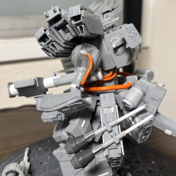 ショルダーアーマーのフロントに追加装甲とサイドというか下部をなんとかディティール突っ込んだので、胸部に移行できそうです。ふー工作もそろそろ終盤こだわっていきましょう。（2枚目）