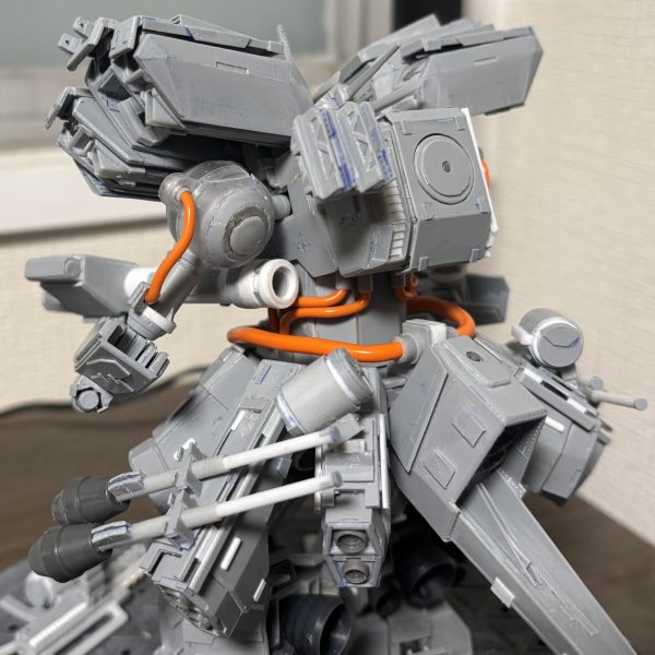 ショルダーアーマーのフロントに追加装甲とサイドというか下部をなんとかディティール突っ込んだので、胸部に移行できそうです。ふー工作もそろそろ終盤こだわっていきましょう。（3枚目）