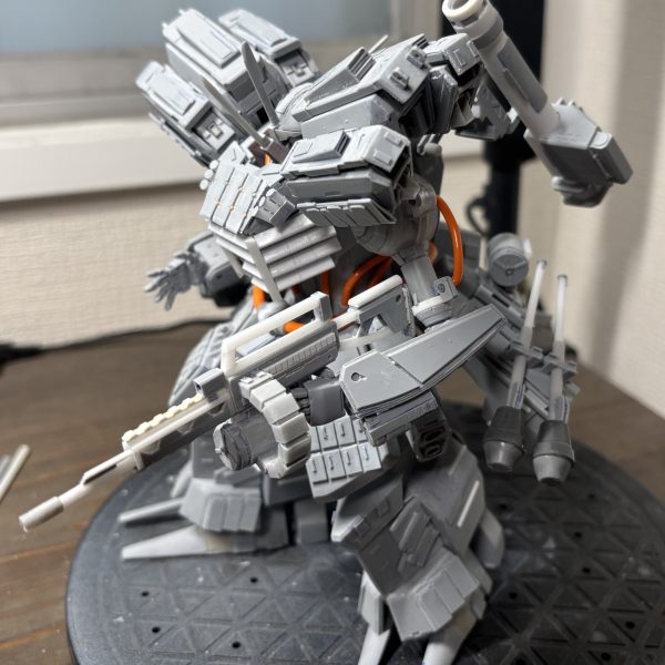 やりました…やったんですよ必死に！細かく全体的にディティール追加しながら、以下目立つところ。・目立つところでは頭部フロントを鶴見中将化・胸部にスモークディスチャージ・胸部を追加装甲で二重化して、リベットも追加今週は展示会とかで二日潰れたのですが、再来週は三日くらい出張なのでなんとか今月中に完成できるかどうか。ユニコーン！(可能性はある)（3枚目）