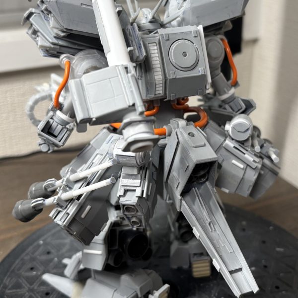 やりました…やったんですよ必死に！細かく全体的にディティール追加しながら、以下目立つところ。・目立つところでは頭部フロントを鶴見中将化・胸部にスモークディスチャージ・胸部を追加装甲で二重化して、リベットも追加今週は展示会とかで二日潰れたのですが、再来週は三日くらい出張なのでなんとか今月中に完成できるかどうか。ユニコーン！(可能性はある)（4枚目）