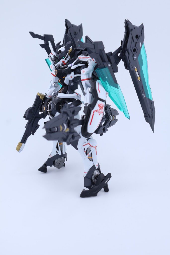 カラーリングは白黒でまとめて赤のデカールを大目に多用して挿し色にしました。