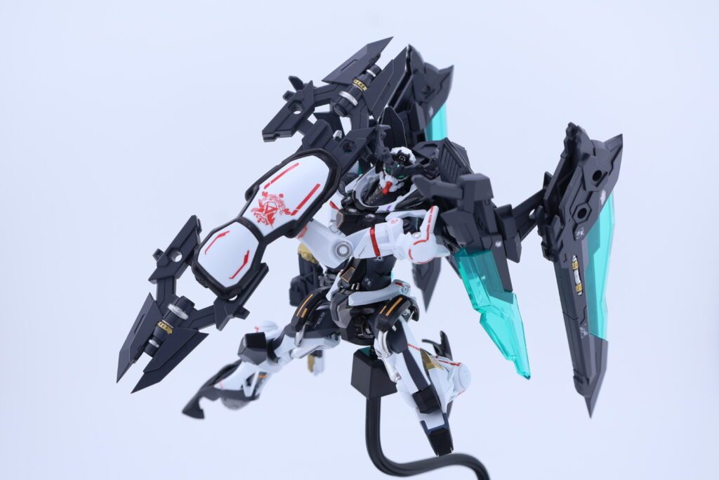 色々な武装に変更できます。オプションパーツは出来が良くて組み換えが楽しいです。つけるだけで簡単に印象が変わるのもグッドです。