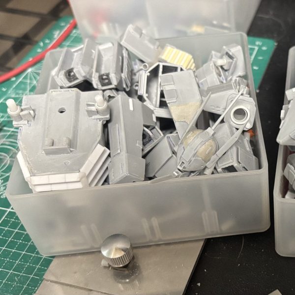 出張前でバタバタでなかなか進みませんでしたが、表面処理と補正完了。400-600-800番で撫でておきました。来週出張でほぼ潰れるので、洗浄だけして長時間乾燥になりそうです。今月中に作り切れるか…(zaku-kao9)