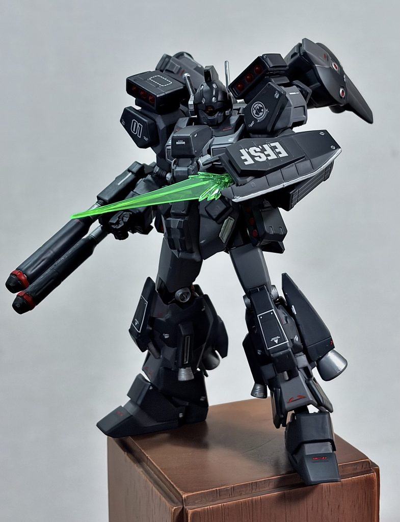 最後に武器を構えて立ちポーズ以上、スタークジェスタでした。ジェスタのフルアーマーといえば、ジェスタキャノンがあると思いますが、僕的にはあれは「後方支援機」のイメージが強かったので、フルアーマーかつ前線でバチボコに戦うジェスタを作ってみました！指揮官機なので、右肩の番号も01番にしてます