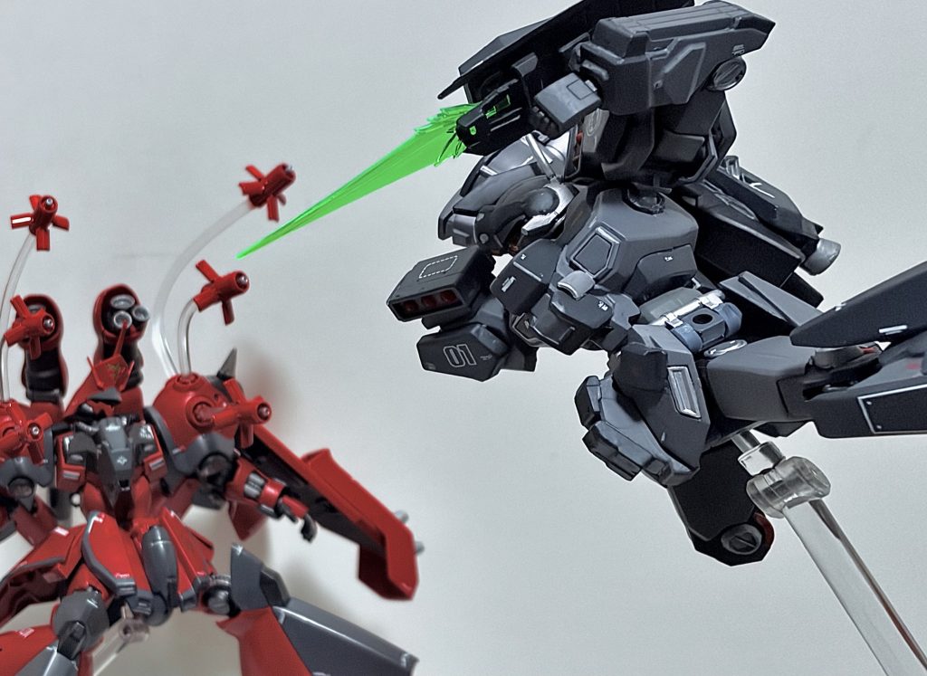 オールレンジ攻撃などくぐり抜けてみせる！と言わんばかりの会心の一撃！量産機(に関連する機体)がワンオフ機にいい活躍するシーンは、ガンダムUCを見た人ならブッ刺さりますよね。