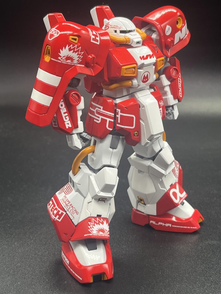 民間に払い下げられたMSという事で、何かしらのレースやら何やらに使われている想定でハイキューパーツさんの企業ロゴデカールをバシバシ貼って全光沢で仕上げました。