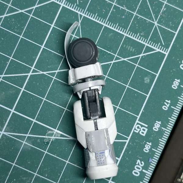 現在制作中のエクシアリペア4です。自分が作るリペア4はオリジナルと違ってそれぞれ左右反転しています。また、メイン武器は太刀ではなく薙刀に変更しましたシールドに付けてる武器はネオジム磁石でくっつけてますが不安定なので、プラ板貼り付けてストッパーみたいなのを作る予定です（5枚目）