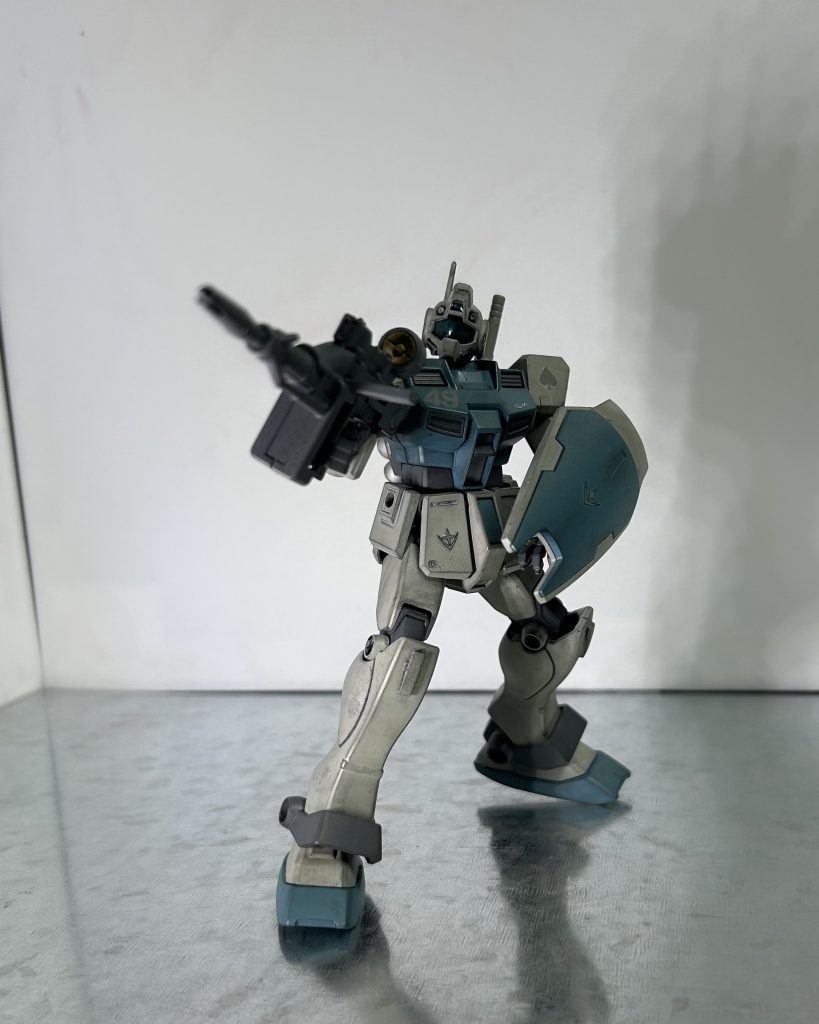 ⭐︎ー⭐︎「ーーあ、中尉殿、こんなところにらっしゃったんですね」そう言いながらスモーキングスペースに入ってきたのは俺の機体の専任整備士である男だ。そうだ、生きていればちょうど彼くらいの年齢だろう。…。「ーー軍曹、貴公は確か以前ノースナインの出身だ、と言っていたな？」「はっ、その通り…ですが、それが何故今…」俺は何を聞いているんだ。聞いたところで何だと言うのだ。「いや、忘れてくれ」「は、はぁ…」第一ノースナインでもどれだけ多くの人がいたと思っているのだ。知り合いである可能性はないに等しい。「軍曹殿、何故軍に志願した？」沈黙に耐え切れなかったのは俺の方だ。彼は、そうですね…、と少し考えて答えた。「自分は…一年戦争の頃あるMS乗りに命を救って貰いました」よくある話、珍しい話ではない。「逃げ遅れた自分をジオンの攻撃から守ってーー」「いや、そんな風に夢見るもんじゃねえさ」第一、MS戦の最中だったもだろう。気がつくのは普通はない。だから偶然だ。口を挟む俺に珍しく声を荒げ反論する。「気が付いてましたよ、絶対に。なぜならば、気付かれてなければ自分は間違いなく死んでいました」「…だから助けられた、と」力強く頷く彼に、そうか、とだけ俺言った。そう言ってタバコに火を付け、肺を煙で満たす。「聞くところによると中尉殿は一時期この地区で戦われていた…と聞きました」「あぁ、そうだが…？」「青いジム…のパイロットの事をご存知でしょうか」それを聞いて一気にむせる。「中尉殿！？」「ーーあぁ、いや、大丈夫だ。…で、それを聞いてどうする？」「え、あぁ、感謝を申し上げたく」そのまっすぐな視線に耐え切れずプイとそっぽ向いた。「あぁ、アイツは知ってるが…戦死したよ」「…中尉殿。中尉殿が嘘をつく時のクセ、ご自分で気付いていますか？」ニュータイプだと言うのか、コイツは。形勢が不利になったと見た俺はスッと立ち上がり伝えた。「あぁ！そう言えば報告書出さねばならん事を思い出したよ！」そう言って足早に逃げる俺の後ろから「中尉殿！」と言う声が聞こえていた。