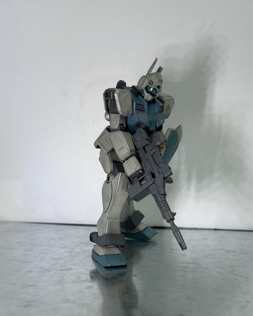 カラーリング。メインはロイヤルライトグレー。サブにインターミディエイトブルー。関節等にガンシップグレー2。ジムって青とかグレーで塗るととっても強そうに見えるよね…。
