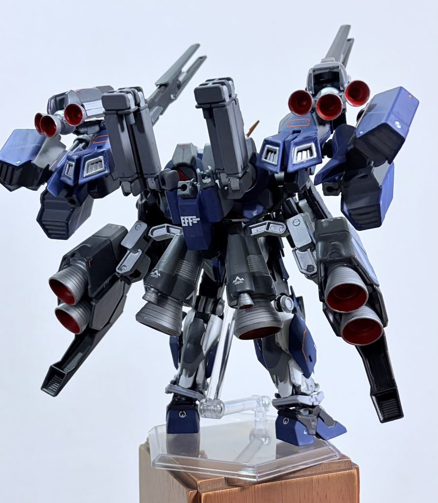 素立ちとバックショット。実は前回のナラティブはミサイルポッド×2でしたが、今回はミサイルポッド×4に、ガトリング×2を内蔵させてます