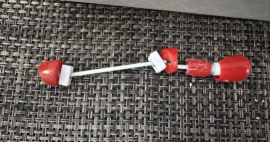 3/8頃肩が付け根から上下にスイングするように改造肩アーマー側にはスペースがないのでポリキャップ入りの箱組み作ってから接着してます。