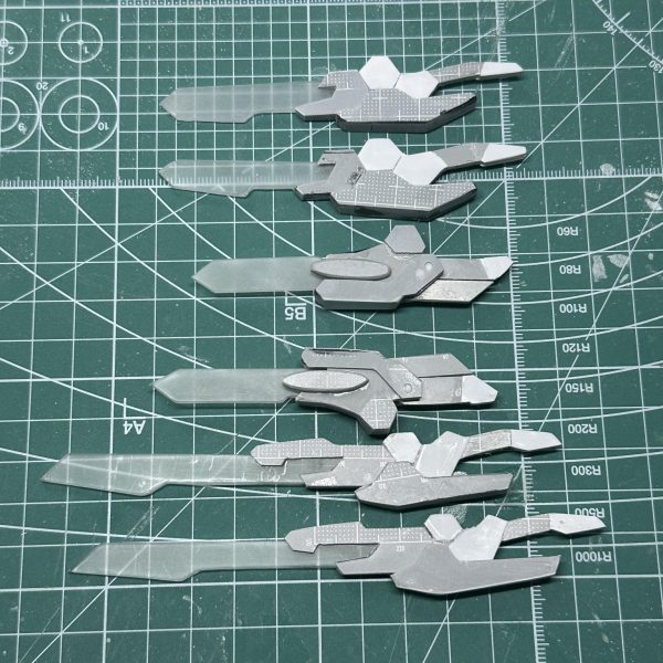 現在制作中のエクシアリペア4です。自分が作るリペア4はオリジナルと違ってそれぞれ左右反転しています。また、メイン武器は太刀ではなく薙刀に変更しましたシールドに付けてる武器はネオジム磁石でくっつけてますが不安定なので、プラ板貼り付けてストッパーみたいなのを作る予定です（4枚目）