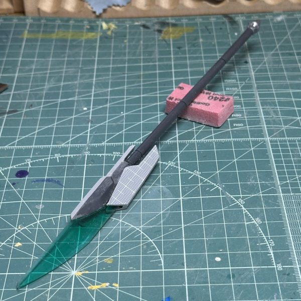 現在制作中のエクシアリペア4です。自分が作るリペア4はオリジナルと違ってそれぞれ左右反転しています。また、メイン武器は太刀ではなく薙刀に変更しましたシールドに付けてる武器はネオジム磁石でくっつけてますが不安定なので、プラ板貼り付けてストッパーみたいなのを作る予定です（3枚目）