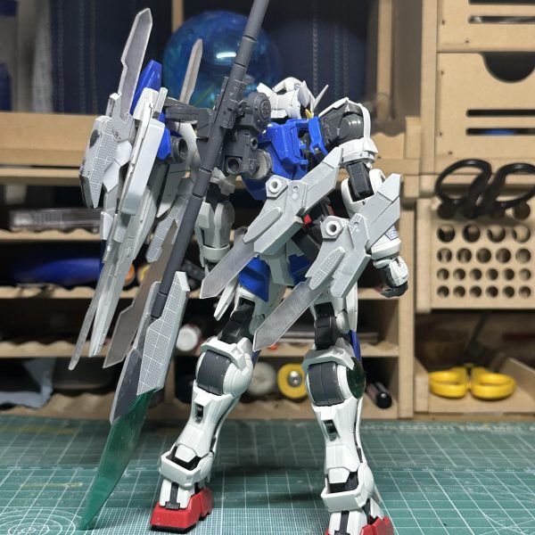 現在制作中のエクシアリペア4です。自分が作るリペア4はオリジナルと違ってそれぞれ左右反転しています。また、メイン武器は太刀ではなく薙刀に変更しましたシールドに付けてる武器はネオジム磁石でくっつけてますが不安定なので、プラ板貼り付けてストッパーみたいなのを作る予定です（2枚目）