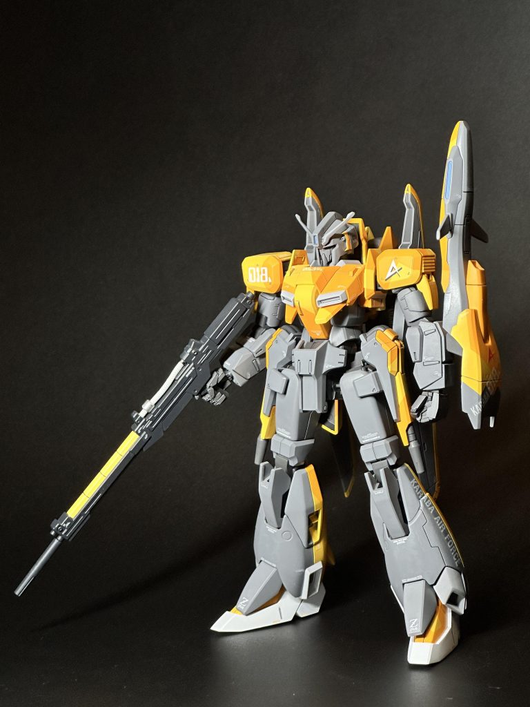 アムロ機カラーとロービジ(グレー)で迷った結果、どちらの要素も混ぜたオリジナルカラーという妥協案に行き着いたのでした。足首は白色+足の甲に色付けでおしゃれ？に。この塗分けは昔のモデグラ誌の某作例のオマージュなのですが分かりますでしょうか。