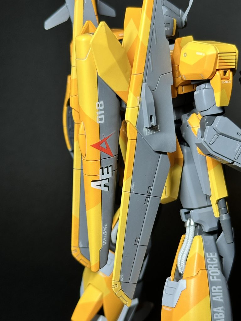 ちょっとした遊びで、テールスタビライザーのデカールは左側が今風(GFF風)、右側がガンダムセンチネル当時の作例風に貼っています。