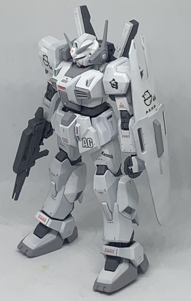 塗装レシピ白部分:Mｒ.フィニッシングサーフェイサ1500スプレー(ブラック)→Mｒ.カラーGXクールホワイトをエアブラシ塗装関節、バックパック、ビームライフル、バックパック裏の濃いグレー部分:メカサフライトをエアブラシ塗装バーニア内部:ガンダムメタレッドをガンダムマーカーエアブラシシステムで塗装バルカンポッド等の薄いグレー部分:Mｒ.サーフェイサー1000(グレー)をスプレー塗装