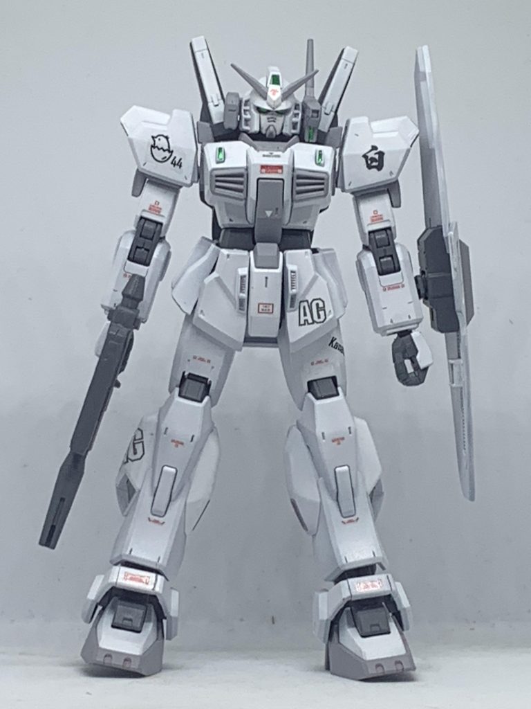 工作箇所としましては・頭とバックパックの合わせ目消し・ハンドパーツをジムⅢのにお取替え・ビームライフルとシールドをネモのにお取替えになります。