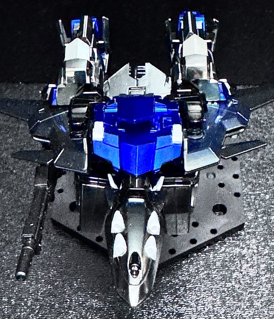 まずはもうきっと見ることはないであろうウェーブライダー形態。変形時に塗装がハゲそうで怖すぎる！（ところどころハゲました…）　今回もボーンミラー2ですが、クリア色は薄く青を混ぜました。写真では全くわからないですね…胴体は普通に青のキャンディ。