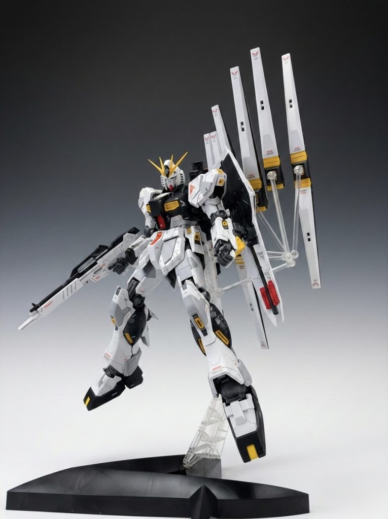 サイコフレームの発動モードは塗膜やデカールを傷つけそうで割愛初めてデカールもちゃんと使い切れてなんとかやり切った感で満足です。本格的な全塗装をして本当に面出しやヒケの処理などの表面処理の大事さが身にしみましたね。学びを得た作品となりそうです。