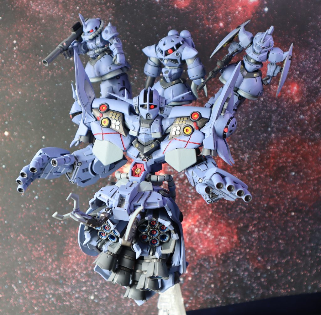 背後の３機は、モビルスーツファンネル。